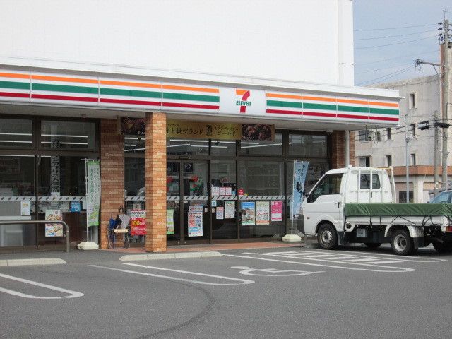 近くのコンビニまで300m（徒歩4分）