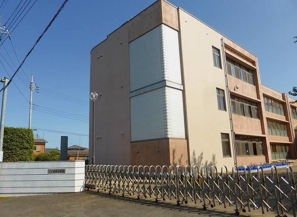 近くのひたちなか市立佐野小学校まで1,400m（徒歩18分）