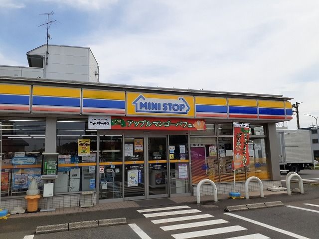 近くのミニストップ 入間小谷田店まで500m(徒歩7分)