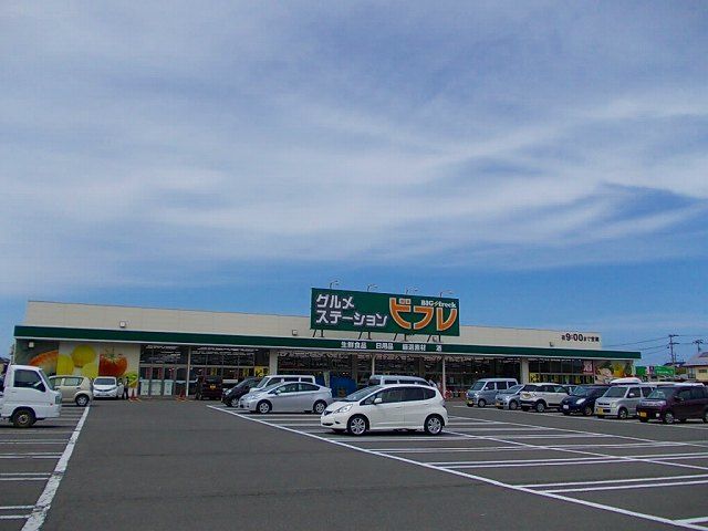近くのビフレ東通店まで350m（徒歩5分）