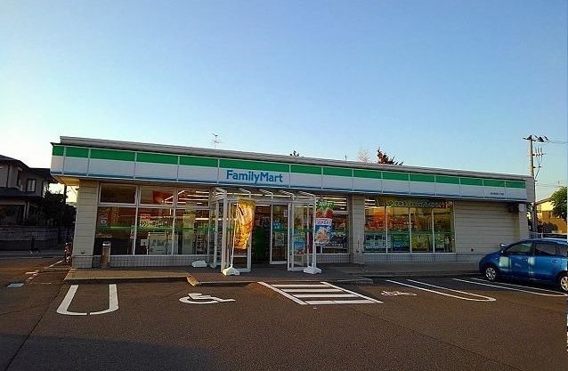 近くのファミリーマート 東通５丁目店まで350m（徒歩5分）