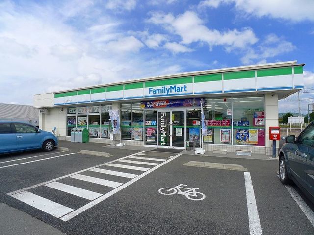 近くのファミリーマート太田只上町店まで750m（徒歩10分）