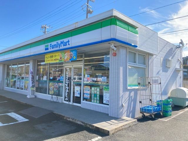 近くのファミリーマートまで750m（徒歩10分）