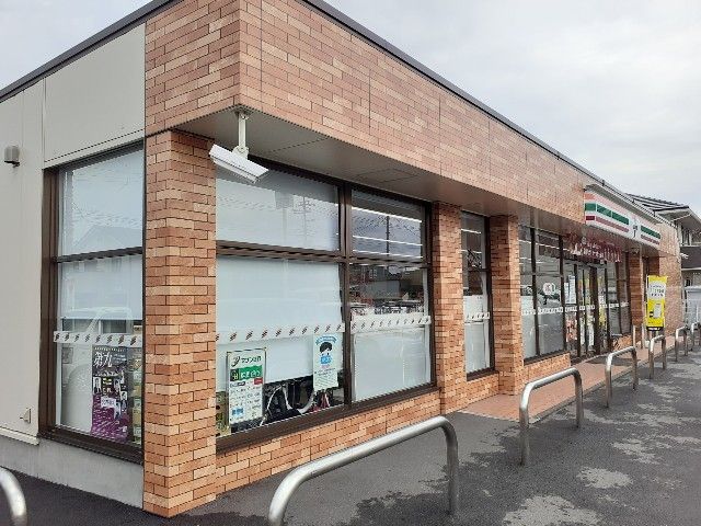 近くのセブンイレブン下中居町店まで200m(徒歩3分)