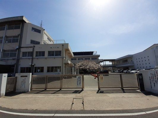 近くの岡山市立大野小学校まで200m(徒歩3分)