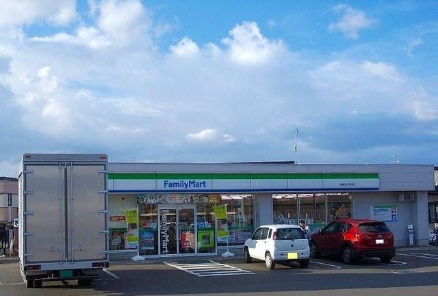 近くのファミリーマート大麻ひかり町店まで400m(徒歩5分)