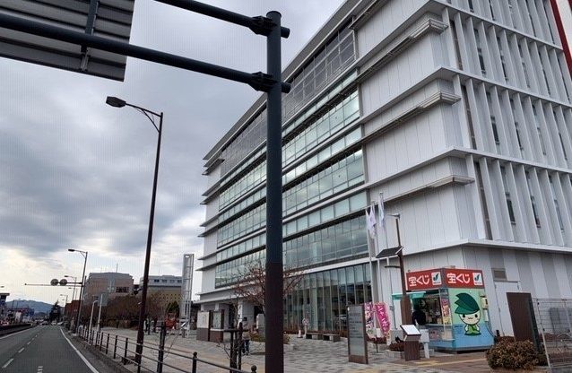 近くの相模原市緑区役所まで2,500m（徒歩32分）