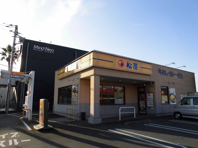 近くの飲食店まで750m（徒歩10分）