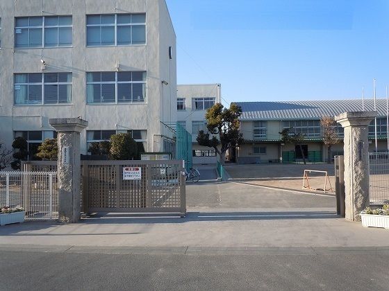 近くの牛川小学校まで1,400m（徒歩18分）