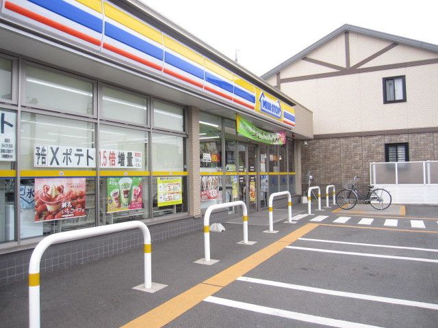 近くのコンビニまで220m（徒歩3分）
