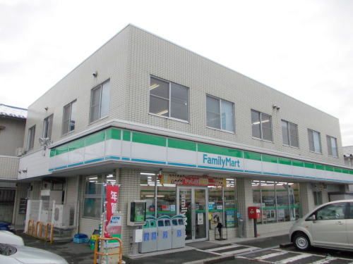 近くのファミリーマート 新田塚店まで750m（徒歩10分）