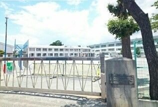 近くの松林小学校まで220m（徒歩3分）