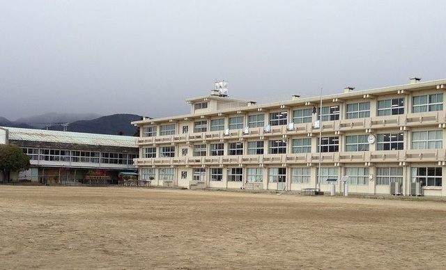 近くの福島市立笹谷小学校まで2,100m（徒歩27分）