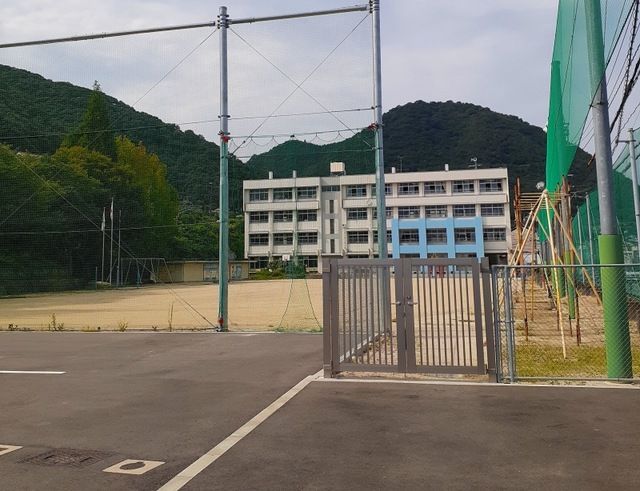 近くの須波小学校まで400m（徒歩5分）