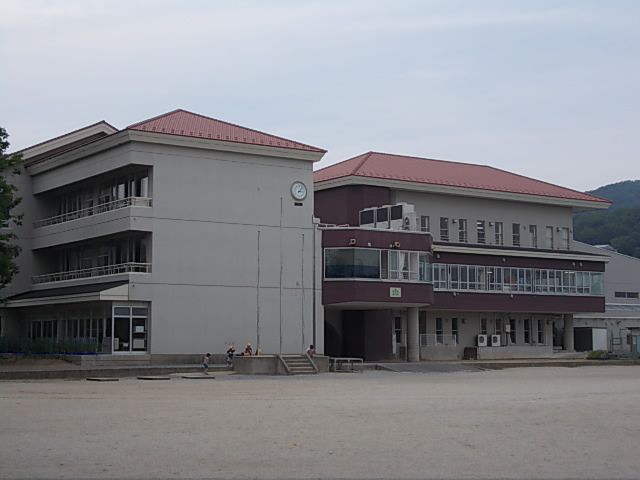 近くのけやき小学校まで1,200m(徒歩15分)