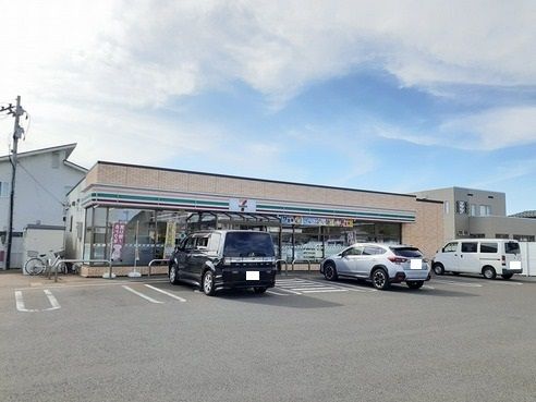 近くのセブンイレブン春日３丁目店まで500m（徒歩7分）