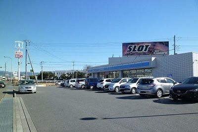 近くのローソン沼津西沢田店まで750m（徒歩10分）