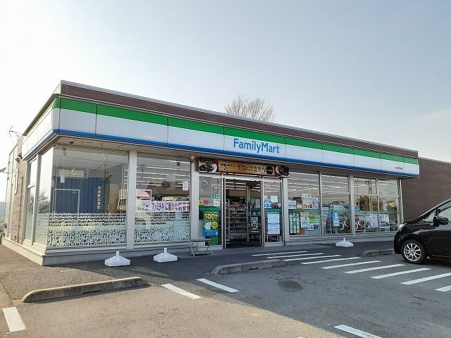 近くのコンビニまで300m（徒歩4分）