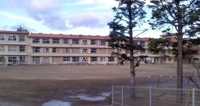 近くの小学校まで1,990m（徒歩25分）
