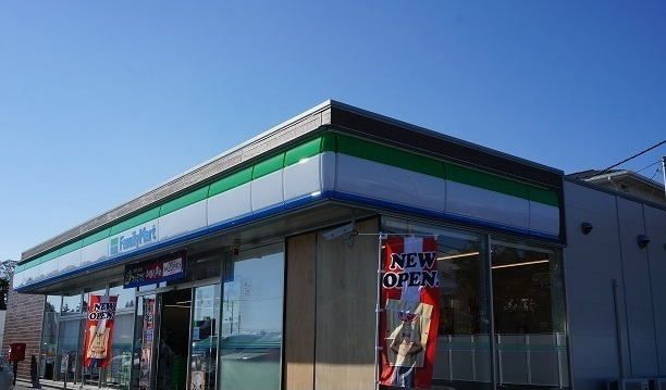 近くのファミリーマート御殿場北久原店まで200m（徒歩3分）