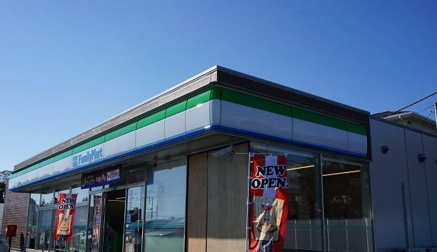 近くのファミリーマート御殿場北久原店まで300m（徒歩4分）