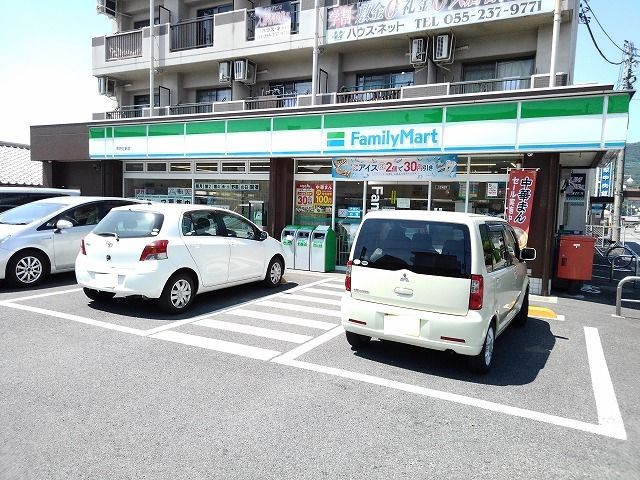 近くのファミリーマート甲府北新店まで1,300m（徒歩17分）
