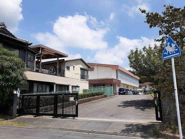 近くの亀山市立野登小学校まで550m（徒歩7分）