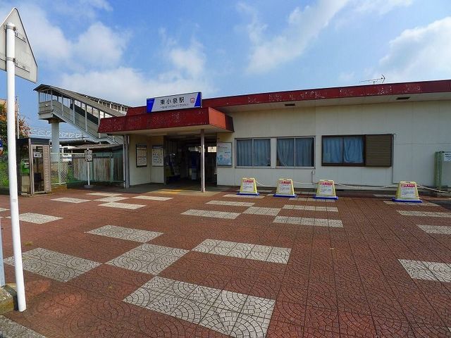 近くの東小泉駅まで700m(徒歩9分)