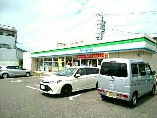 近くのファミリーマート 名北新沼店まで400m(徒歩5分)