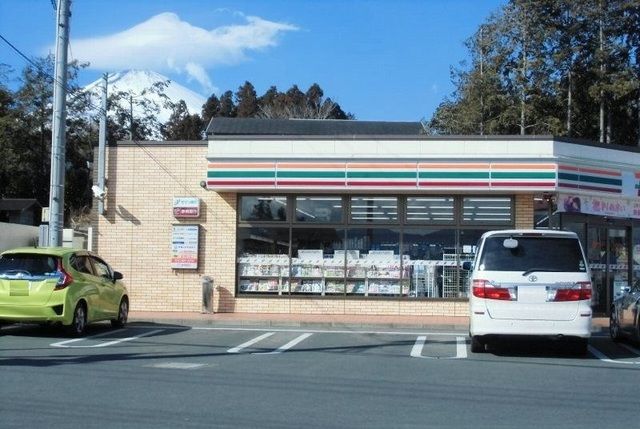 近くのセブンイレブン御殿場板妻店まで650m（徒歩9分）