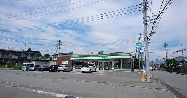 近くのファミリーマート御殿場保土沢店まで900m（徒歩12分）