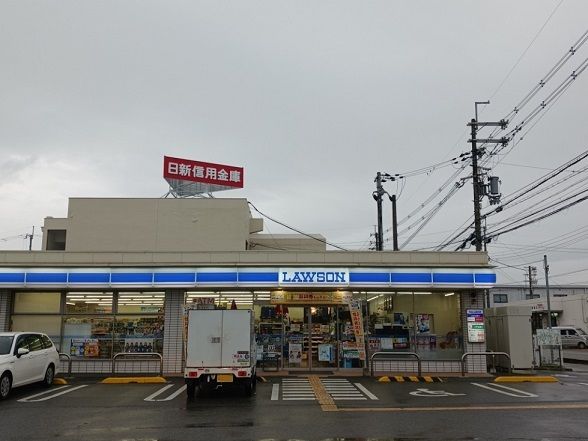 近くのローソン加東上滝野店まで1,200m（徒歩15分）