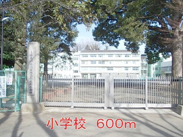近くの南毛利小学校まで600m（徒歩8分）