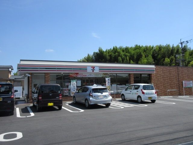 近くのコンビニまで690m（徒歩9分）