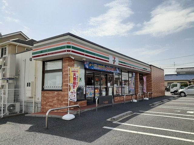 近くのセブンイレブンまで240m（徒歩3分）