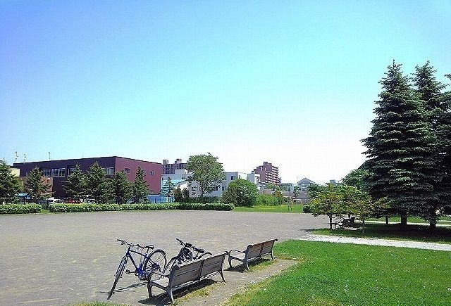 近くの麻生公園まで450m（徒歩6分）