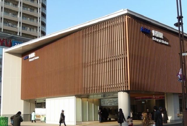 近くの国領駅まで1,500m（徒歩19分）