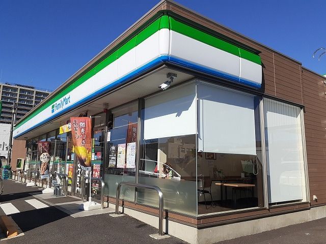 近くのコンビニまで180m（徒歩3分）