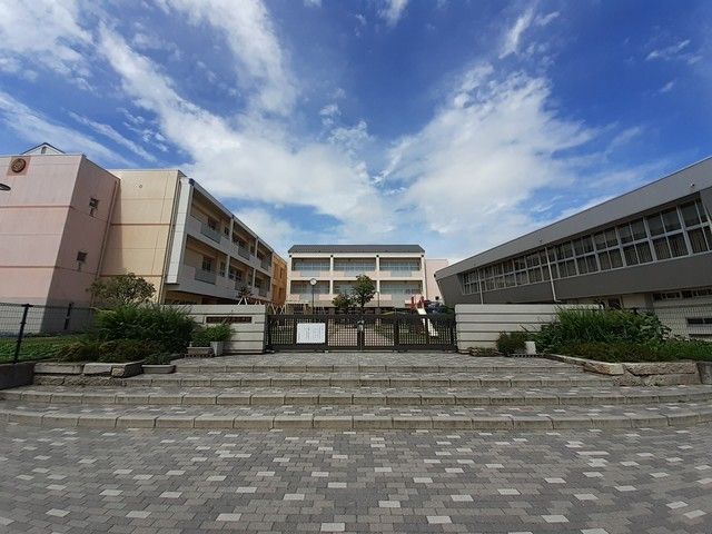 近くの市立田井小学校まで650m（徒歩9分）