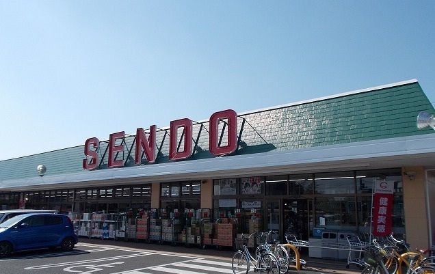 近くのせんどう島野店まで800m（徒歩10分）