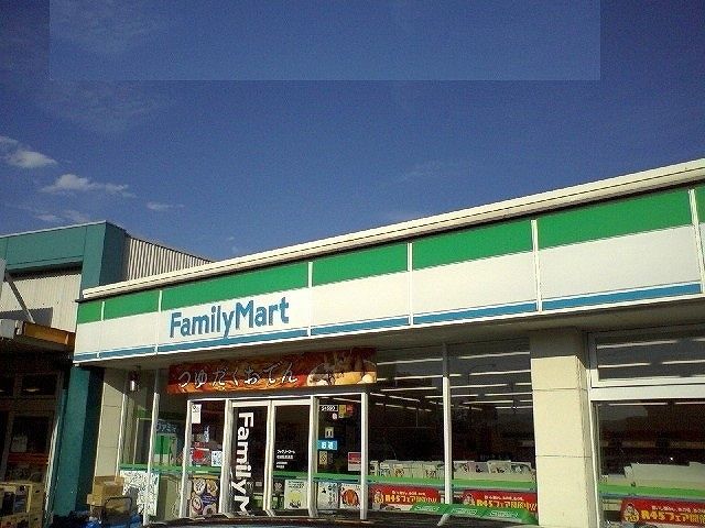 近くのファミリーマートまで140m（徒歩2分）