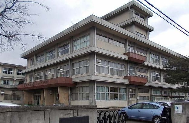 近くの小学校まで900m（徒歩12分）