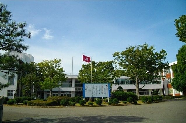 近くの秋田県立秋田西高等学校まで650m（徒歩9分）