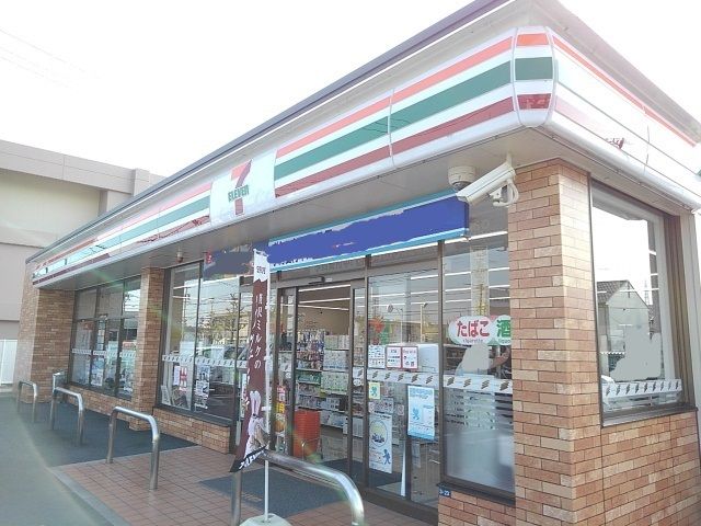 近くのセブンイレブン日永西３丁目店まで500m（徒歩7分）