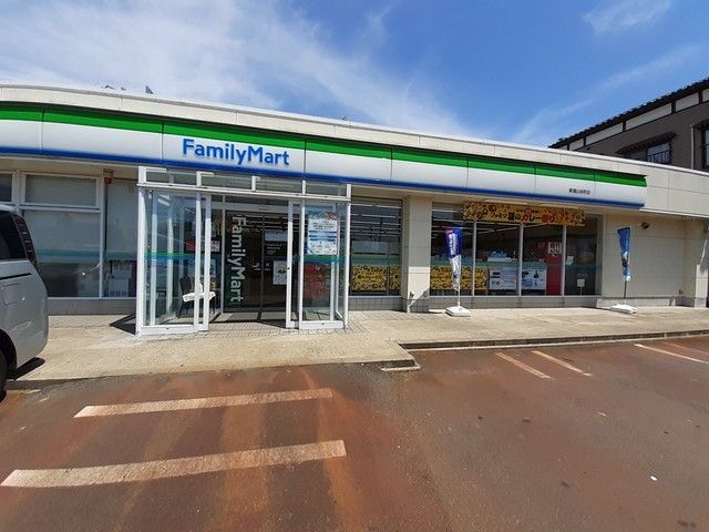 近くのファミリーマート新潟山谷町店まで450m（徒歩6分）