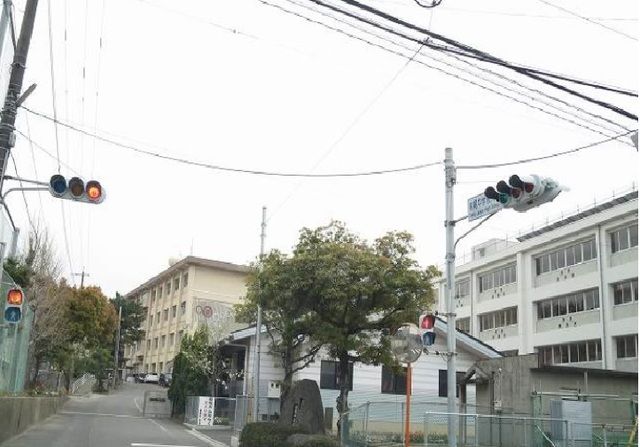 近くの小学校まで900m（徒歩12分）