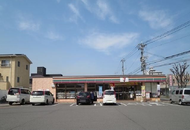 近くのセブンイレブンまで650m（徒歩9分）