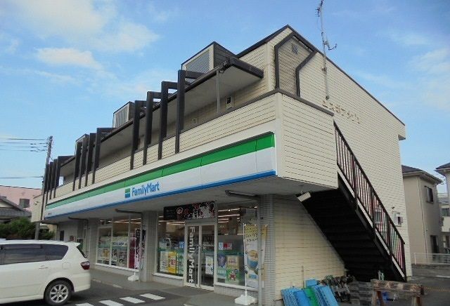 近くのファミリーマートまま下店まで170m（徒歩3分）