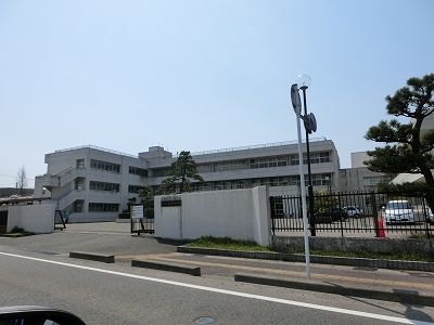 近くの亀田西中学校まで700m(徒歩9分)