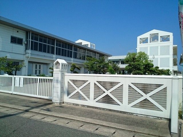近くの小学校まで1,300m（徒歩17分）